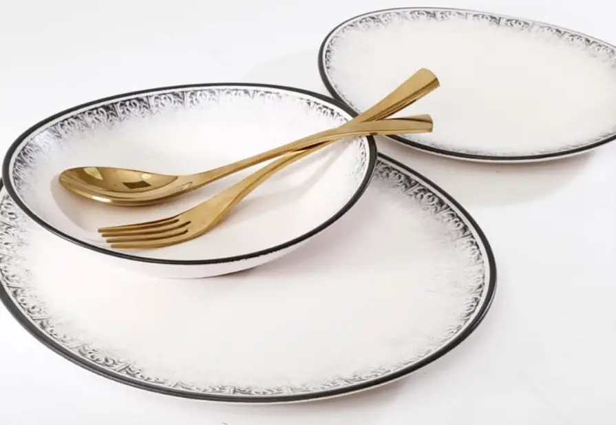 סט צלחות שחור לבן